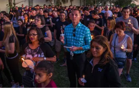 Alumnos vuelven a la escuela de Florida tras 17 muertos por tiroteo