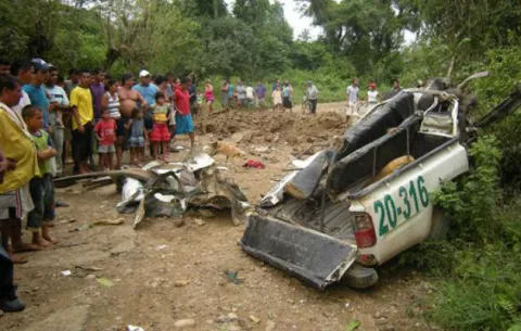 Cinco muertos y diez heridos por carga explosiva sobre la vía 