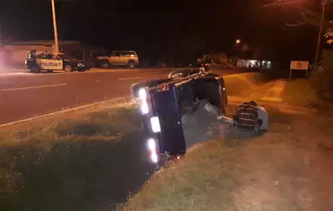 Viajaba cargado de arena y cayó a una profunda cuneta 