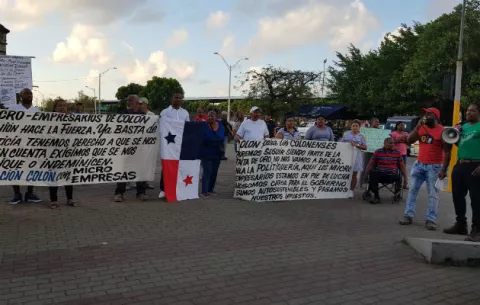 Protestan en Potrerillos por  falta de agua y en Colón los microempresarios