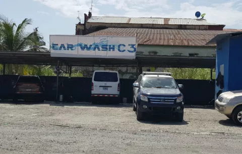 Lo acribillaron en un “car wash” en Colón