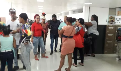 Colonenses se toman oficinas de ministerio