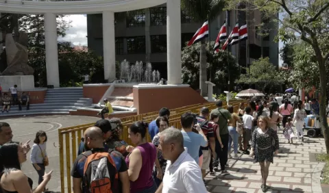 Unos 3.3 millones de ticos eligen presidente