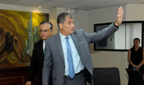 Correa tacha de 'persecución' investigación en su contra