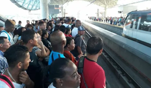 Problemas en el metro obligan a la suspensión del servicio