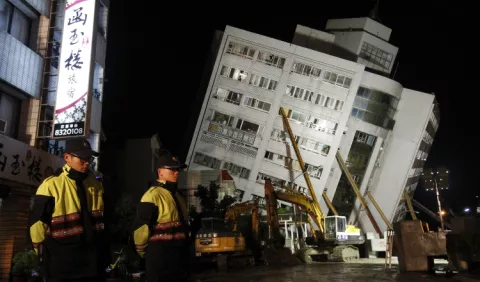 Rescatistas buscan a  supervivientes del sismo en territorio taiwanés