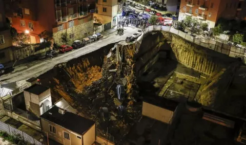 Socavón afecta dos edificios  en Roma