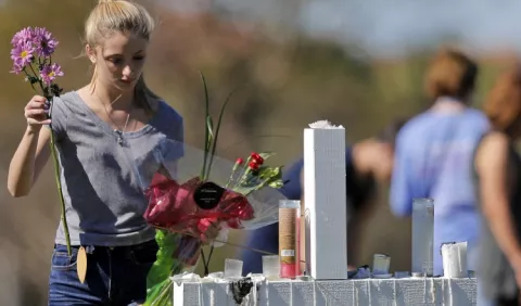Parkland entierra a sus muertos  y exigen un mayor control de armas