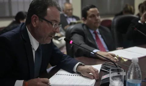 Exigen presencia de Etchelecu en Presupuesto