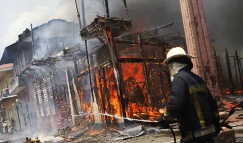 Incendio consume dos inmuebles en San Felipe, restaurados hace 12 años