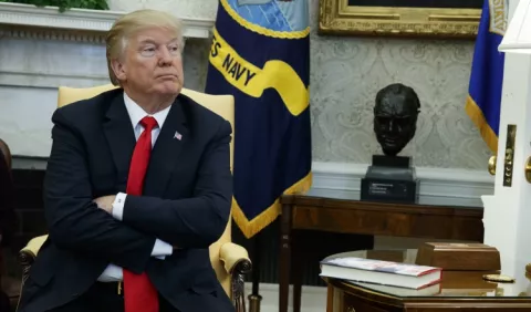 Trump insiste en armar y entrenar a los profesores 