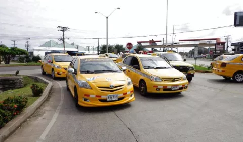 Taxistas en contra de lo que llaman un 'negociado' por sillas de retención
