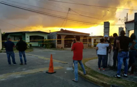 Le disparan por la ventana mientras dormía en Colón