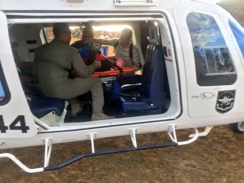 Trasladan a dos mujeres en helicóptero en La Silampa