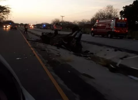 Una víctima fatal y varios heridos deja colisión entre bus y pick up