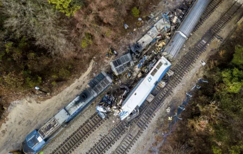 Choque de dos trenes deja dos muertos y más de 100 heridos en Carolina del Sur 
