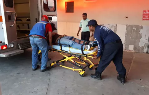 Joven se arrastra en la vía para salvar su vida