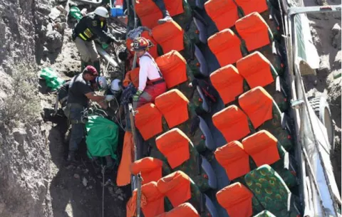 Autobús se vuelca y cae en abismo en Perú; hay más de 30 muertos