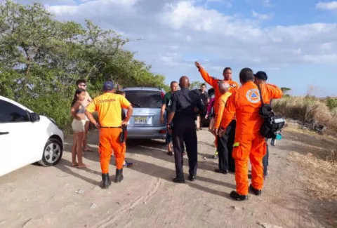 Por casi mueren ahogados; bañistas no hacen caso a aviso de marea alta