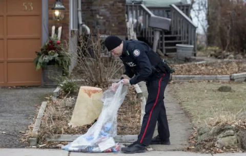 Buscan a más víctimas del jardinero asesino en Toronto