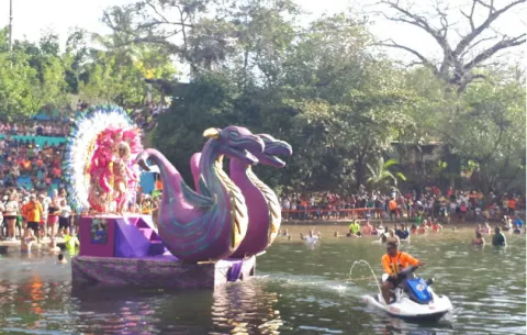 Lucido desfile de balsas en Carnaval Acuático en Penonomé
