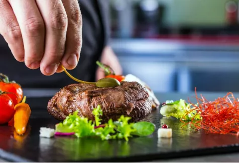 Primer restaurante en el mundo que ofrece platos de carne humana, en Tokio