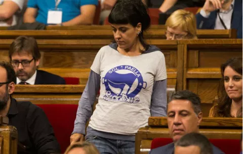 Ordenan detención de independentista catalana que huyó a Suiza