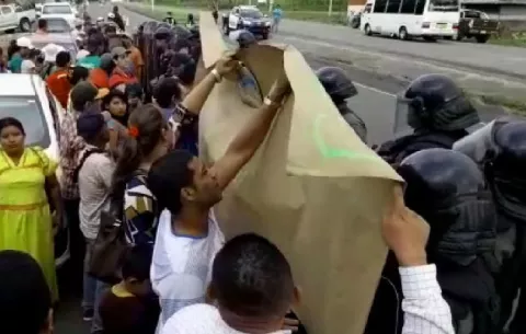 Moradores son replegados por antimotines en la comunidad de Gariche
