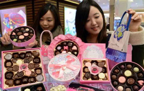 Japonesas se rehúsan a regalar chocolates en San Valentín 