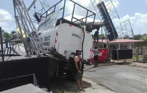 Cisterna choca con la tarima principal en Río Congo en La Chorrera