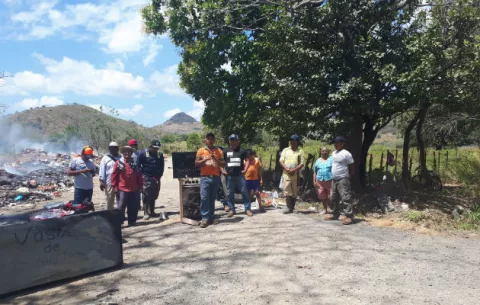 Cierran vía al vertedero y a Orarí de La Pintada