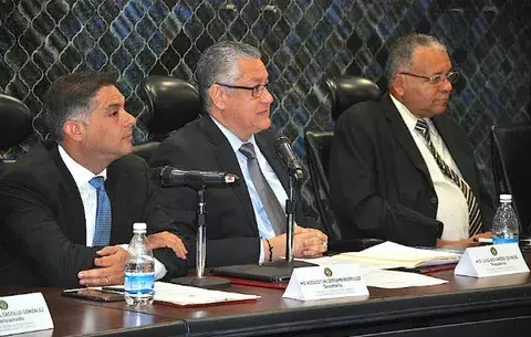Corte suspende posible modificación en la Comisión de Credenciales