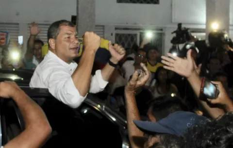 Ecuatorianos mediante referéndum acaban con la reelección presidencial indefinida