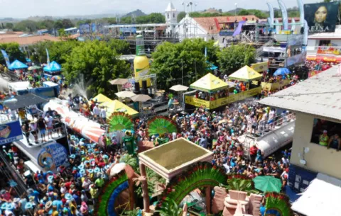 Reinas con diseños indígenas en culecos de Sábado de Carnaval en Las Tablas