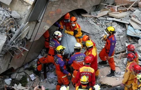 Taiwán investigará la construcción de un edificio hundido por el sismo