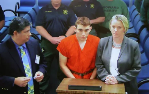 Joven de la matanza en escuela de Florida oía voces en su cabeza