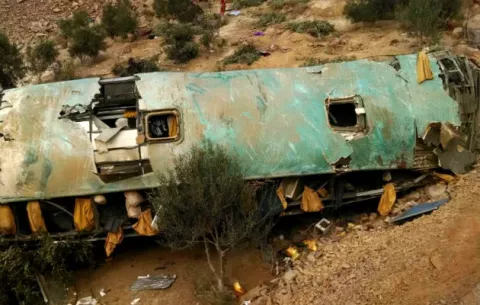 Luto y tristeza por 44 muertos tras caída de un autobús a un precipicio 