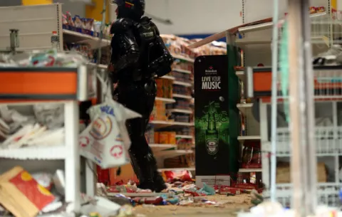 Siguen los saqueos en locales comerciales de Bogotá; hay 33 detenidos