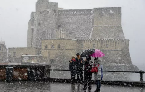 Colegios cerrados y retrasos en los trenes tras nevada en Roma