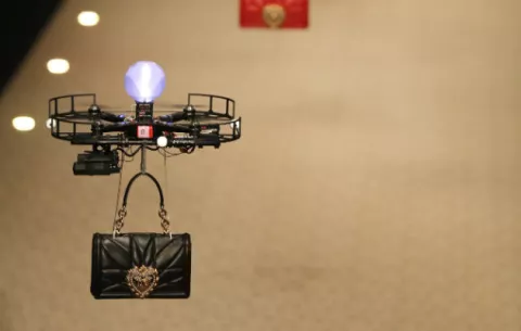 Drones sustituyen modelos en pasarela de Dolce & Gabbana 
