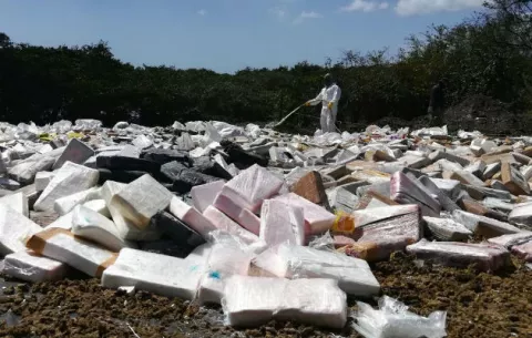 Autoridades incineran 9.6 toneladas de  droga en playa Chiquita en La Chorrera