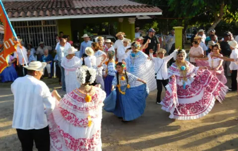 Un buen tamborito en la tradicional Tuna de Los Callejones