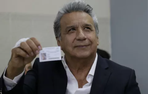 Ecuatorianos mediante referéndum deciden si se mantiene la reelección presidencial indefinida 