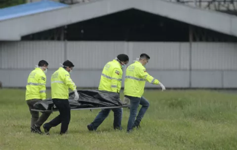Primos menores de edad perdieron la vida al caer del tren de aterrizaje de un  avión