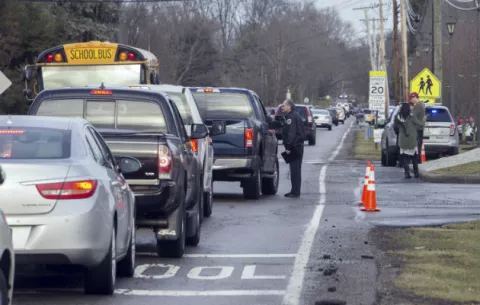 Estudiante se  da un disparo en una escuela en Ohio