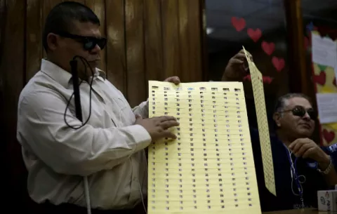 Invidentes salvadoreños conocen métodos para votar en las elecciones
