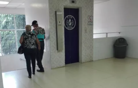 Fluctuaciones de voltaje dañan elevadores en policlínica de la CSS 
