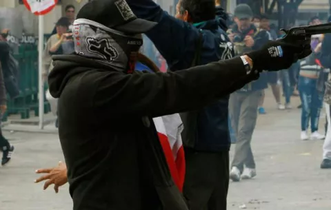 Hombre enmascarado hiere de bala a un niño y tres adultos