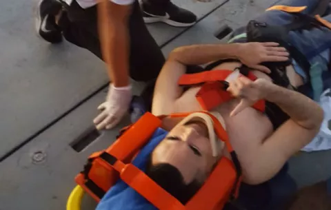Rescatan a filipino que cae de un buque al mar en Barú