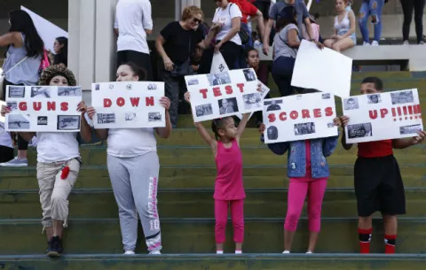 Tras el tiroteo en una escuela miles de personas exigen en Florida nuevas leyes sobre armas